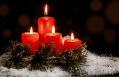 Коледни свещници и свещи