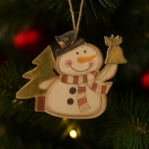 ДЕКОРАЦИЯ КОЛЕДНА ДЪРВЕНА СНЕЖКО 6СМ