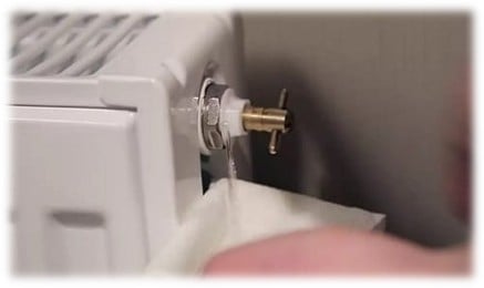 Поставяне на радиаторен ключ в обезвъздушителния вентил